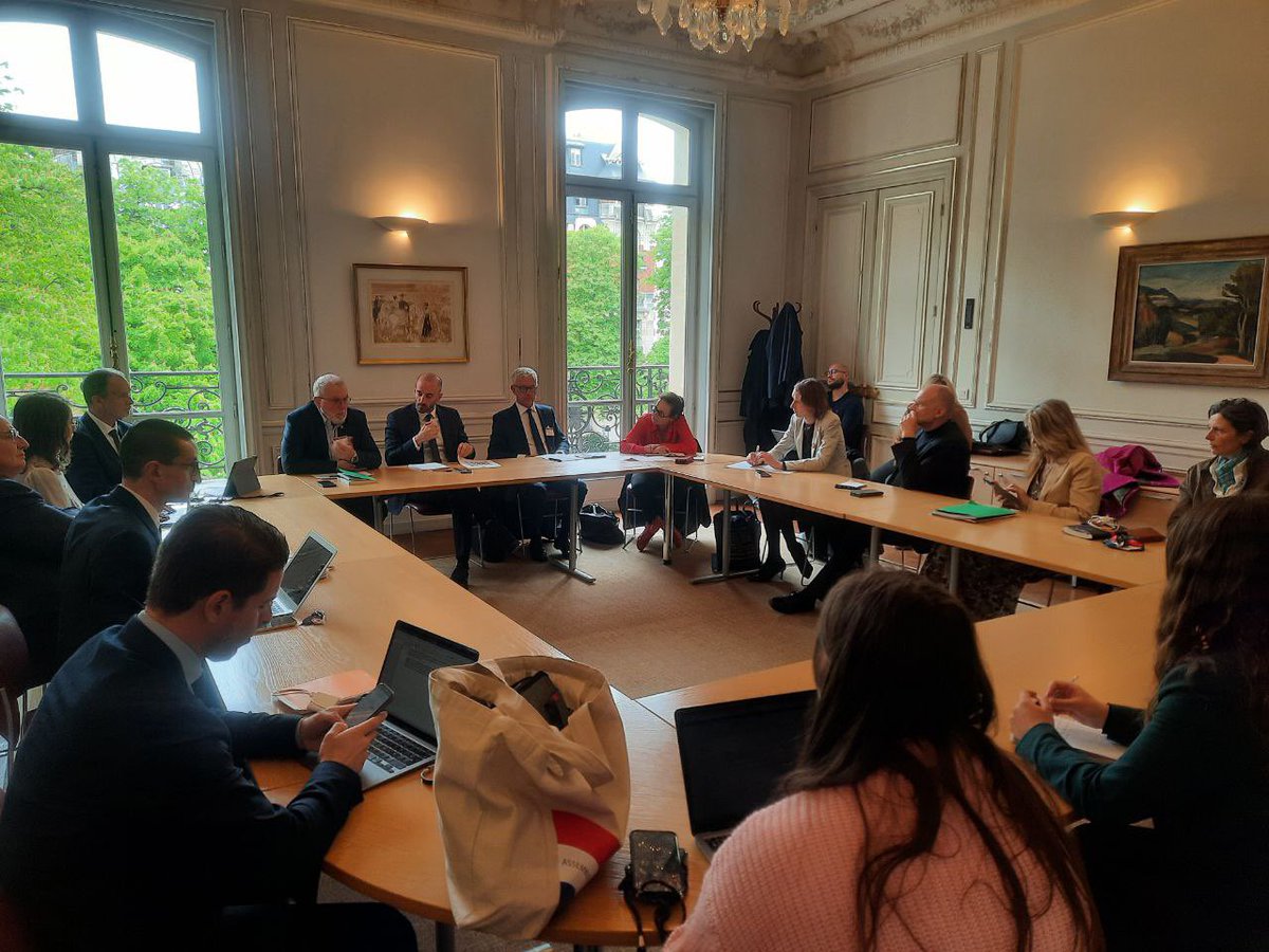 maudgatel's tweet photo. Échanges passionnants sur la situation militaire et géostratégique en #Ukraine️. 🇺🇦

Merci à @Michel_Goya, @ilasserre et @BrunoTertrais d'avoir partagé avec le groupe d'amitié France-Ukraine leurs expertises. 

#SlavaUkrainii https://t.co/jwFY3PfHYz