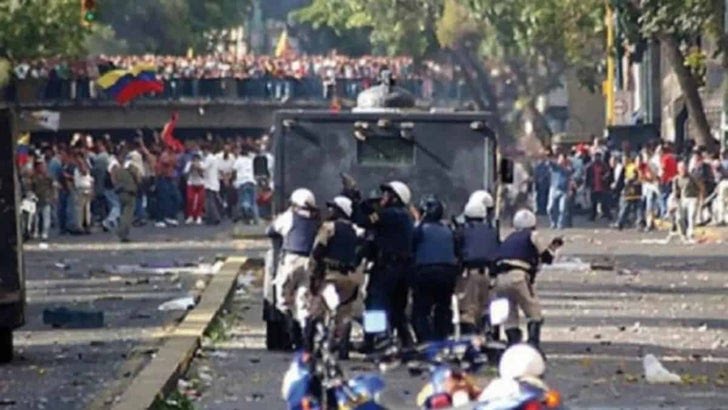 Hace 21 años arrancaba uno de los primeros grandes fracasos de la oposición venezolana

Derrotado el Golpe y resistido todos estos años, hoy estamos en una fase de ofensiva del pueblo, rumbo hacia una nueva época de paz y bienestar colectivo reafirmandoles que #NoPudieronNipodran