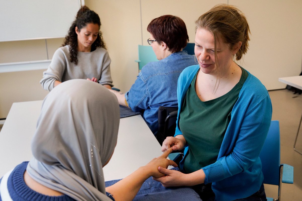 lindavoortman's tweet photo. Met het Activiteitenplan Eenzaamheid werken we aan minder eenzame Utrechters.
Het handmassageproject is een mooi voorbeeld van samenwerking waarmee we gesprek over eenzaamheid stimuleren. Onze focus ligt op die Utrechters die dit het hardst nodig hebben.👉https://t.co/reeg3eWH9k https://t.co/QYRerCJ6VJ