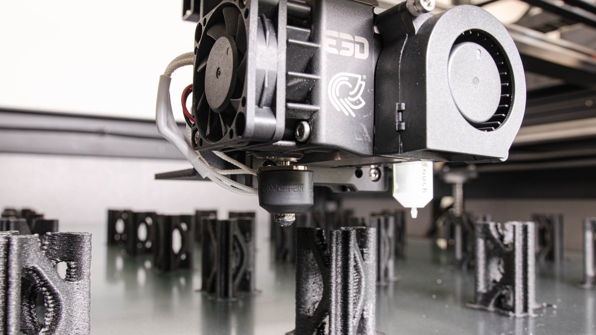 Jón Schone (@properprinting) on Twitter photo An <a href="/E3DOnline/">E3D</a> Revo Hemera XS with the Hemera interface, <a href="/dropeffect/">DropEffect</a> ring heater and <a href="/BondtechAB/">Bondtech</a> 1mm CHT nozzle. Printed the Luvocom PAHT CF from <a href="/3d4makers/">3D4Makers.com</a> which is the strongest material I can print! Interesting combination. An <a href="/E3DOnline/">E3D</a> Revo Hemera XS with the Hemera interface, <a href="/dropeffect/">DropEffect</a> ring heater and <a href="/BondtechAB/">Bondtech</a> 1mm CHT nozzle. Printed the Luvocom PAHT CF from <a href="/3d4makers/">3D4Makers.com</a> which is the strongest material I can print! Interesting combination.