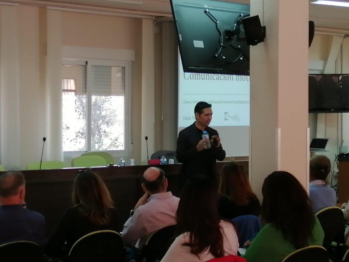 Conferencia sobre Liderazgo y comunicación motivadora con Fabián Villena. Reflexionamos sobre estrategias que motivan nuestro trabajo como docentes.