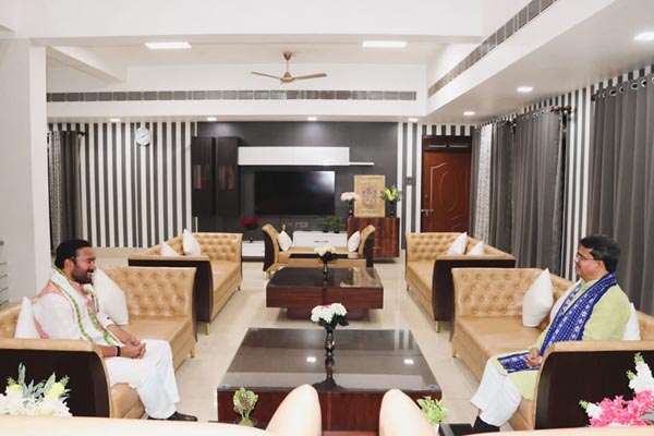 totellexpress's tweet photo. Union Minister of Tourism, Culture and Development of North Eastern Region of India (DoNER) G. Kishan Reddy arrived in the state on a two-day visit on Monday.
#DoNER #tourism #visit #govtoftripura #digitalnews #totellexpress #agartala #tripura https://t.co/QeybRmVWSh