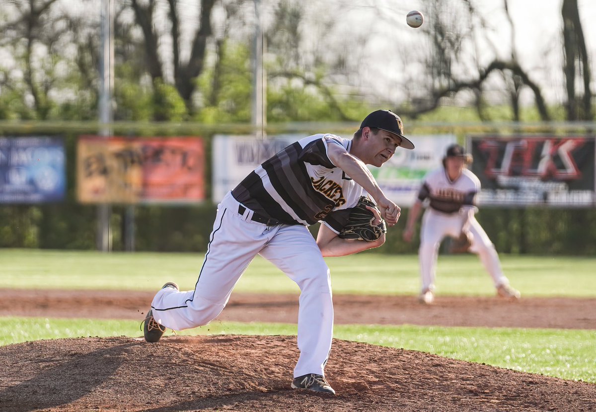 BlackandGoldDa1's tweet photo. Landon Corum pitched seven scoreless innings last night against Dunbar. Woodford loss to the Bulldogs, 1-0 in extra innings. https://t.co/6JQ2zdmikP