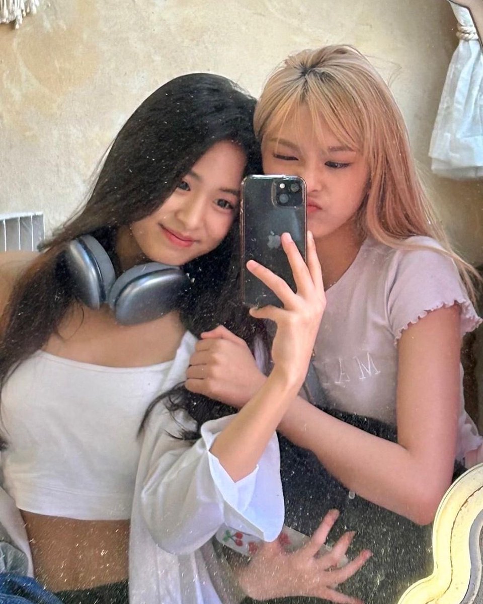 ahyeonpics's tweet image. chiyeon selcas are just superior 

#BABYMONSTER #AHYEON #아현