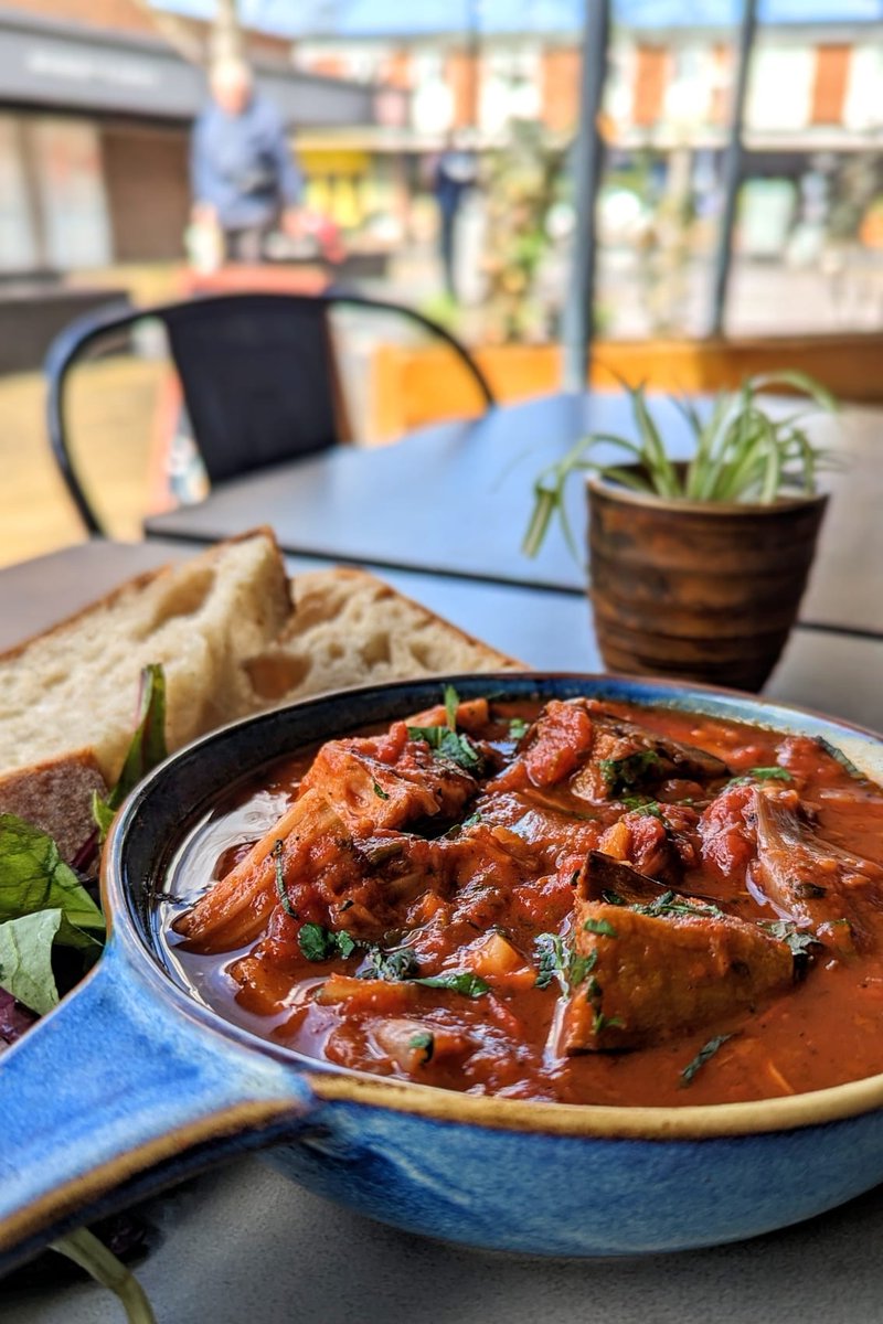 wearevegivores's tweet photo. Our Jackfruit Stifado is cooked super slowly to ensure the deepest of flavours and served with the squidgiest sourdough from our friends @risebakehousereading 😋
Available at the restaurant and on Deliveroo now! 🌱
#wearevegivores #veganhour #stifado #jackfruit #rdguk #winetime https://t.co/ENBg8q0vaw