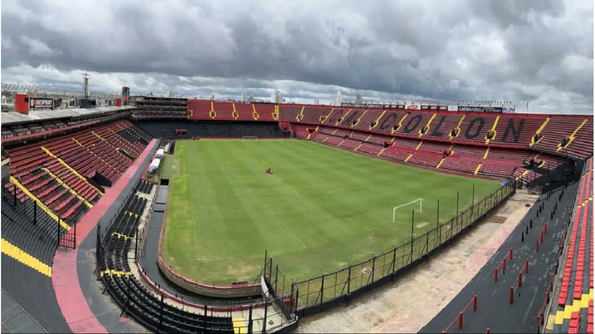 Club Atlético Colón (Santa Fe) Estadio Brigadier E. López Capacidad oficial: en la web no dice Capacidad según hinchas: entre 40000 y 50000. Leí de todo entre hinchas, medios y dirigentes. Capacidad revisada: 30835 lleno y 32826 explotado