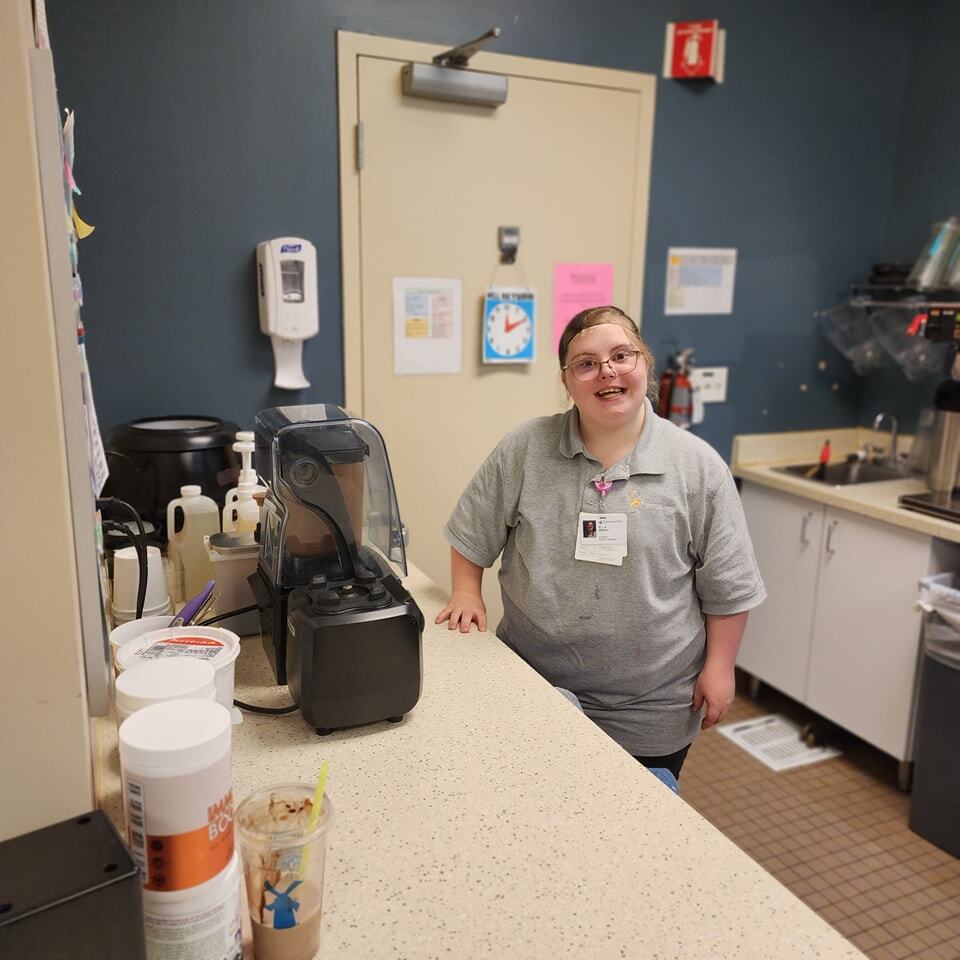 CSISDprojSEARCH's tweet image. Ella is making delicious smoothies this morning!
We are so grateful to her incredible mentors who are teaching Ella all the tips of the trade!