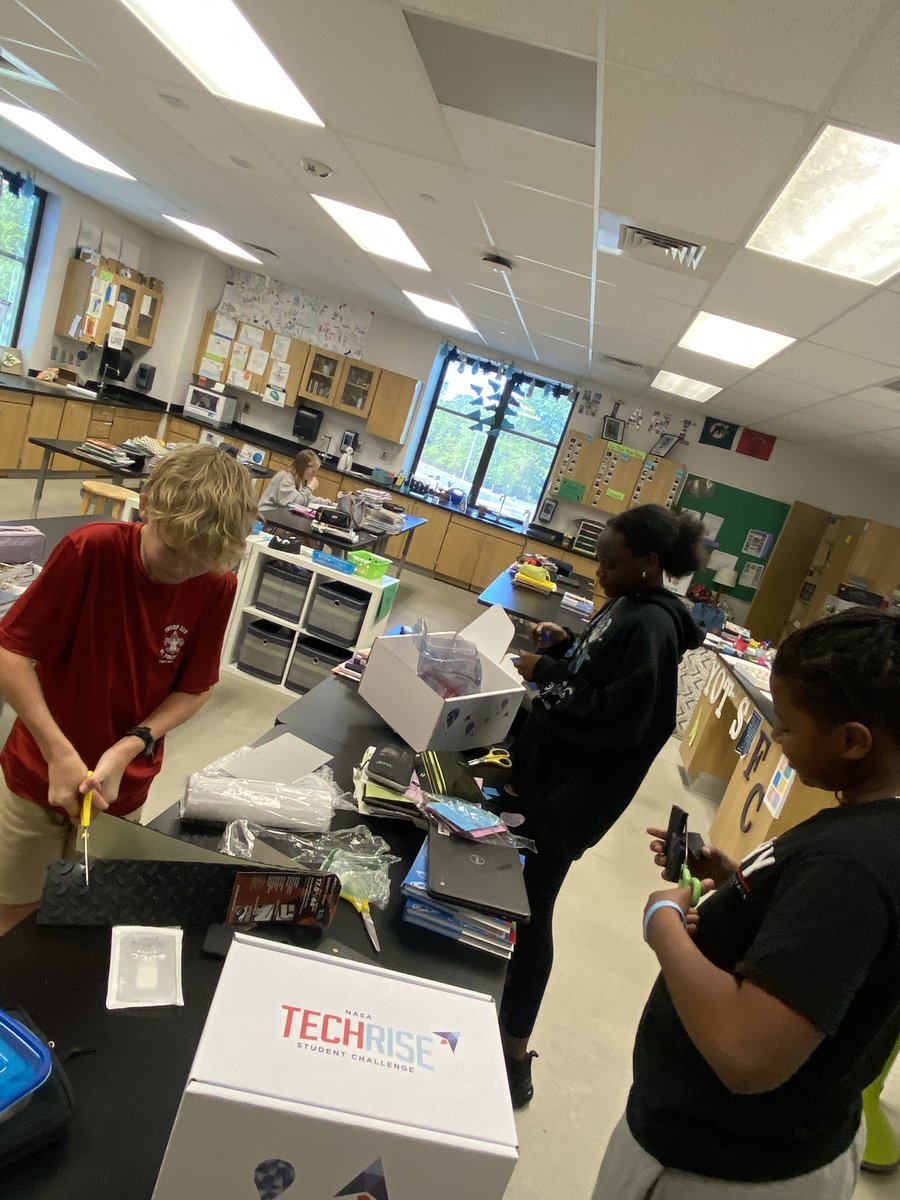 MrsJBarney's tweet photo. #workingLunch we’ve got deadlines 💪🏾 #NASAtechrise 💚💙 @K12FutureE @WorldViewSpace https://t.co/zuyiKUkyHB