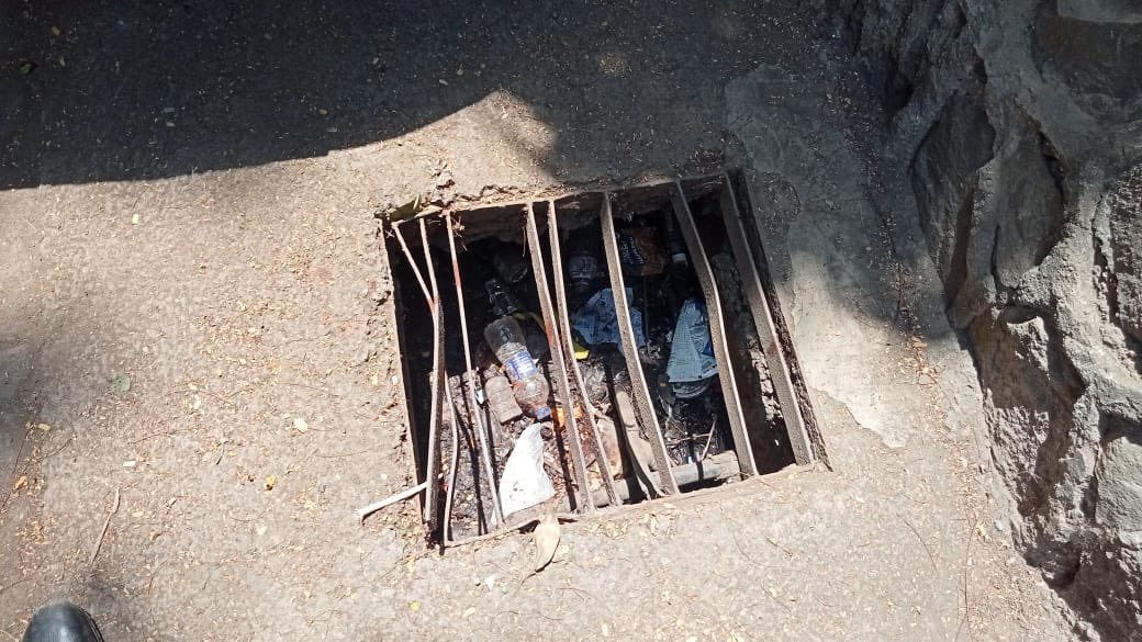 aditya717's tweet photo. @mybmc @mybmcWardKE broken dangerous manhole at kanti nagar outside mata temple in andheri east please fix https://t.co/RJMnfwoKN4