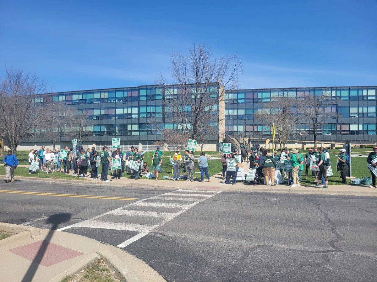 StrikeForEIU's tweet photo. @eiu_upi members are at GSU with members from @UPI4100atGSU and @CSU_UPI_4100. Solidarity in action for a #FairContractNow #StrikeForEIU https://t.co/XKamZanuyP
