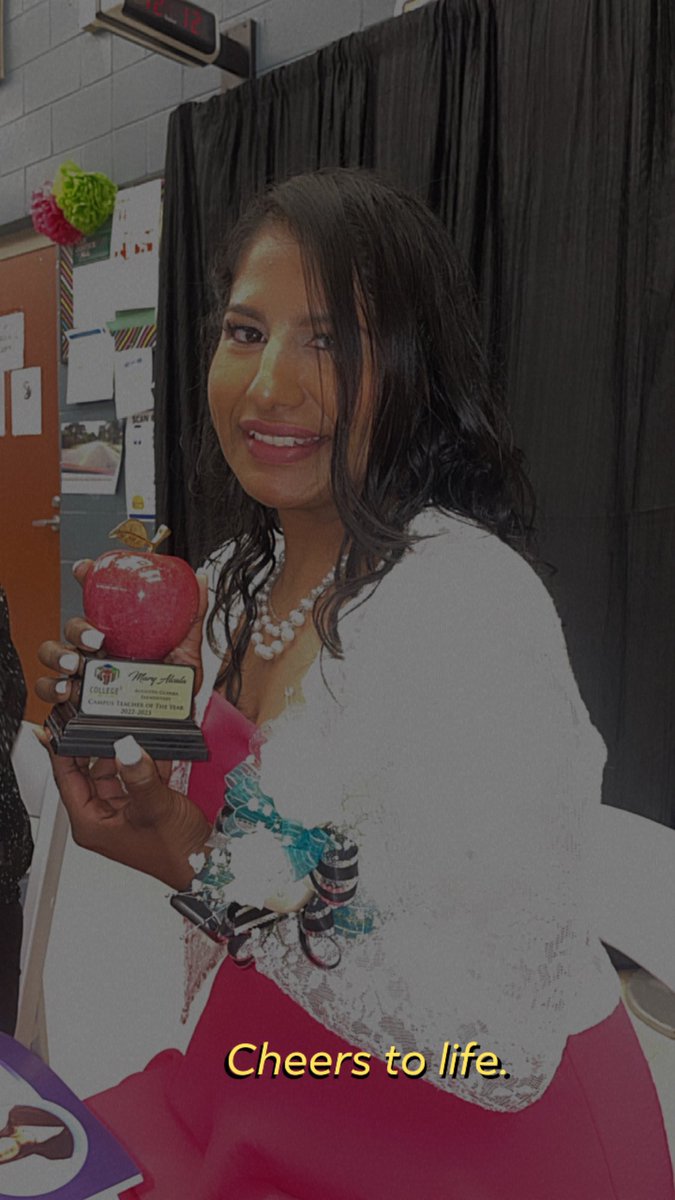 Lilianivonne27's tweet photo. Teacher of the Year 🍎 @MsMAlcala! Thank you for your passion and devoted service to @PSJAISD and our students at Guerra El !🌟 https://t.co/pNS9a3jaIL