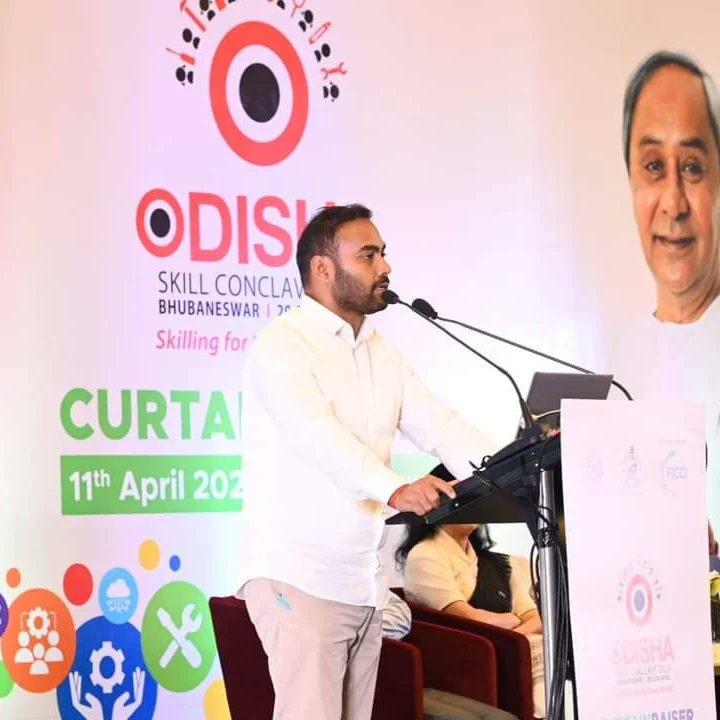 NarendraBJD's tweet photo. #SkillConclave
ବିଶ୍ୱର ଆବଶ୍ୟକତା ପୂରଣ ଦିଗରେ ଓଡ଼ିଶାର ଯୁବବର୍ଗଙ୍କୁ କୁଶଳୀ କରାଯାଉଛି। ସେହି ବିରାଟ ଲକ୍ଷ୍ୟ ସାଧାନ ଦିଗରେ ଭୁବନେଶ୍ୱରରେ Skill Conclave ଆୟୋଜନ ହେଉଛି।
Skill Conclaveକୁ ସଫଳ କରିବା ପାଇଁ ବିଭିନ୍ନ ଶିଳ୍ପାନୁଷ୍ଠାନ ସହ ଆଜି ଆଲୋଚନା କରିଛୁ। ଆସନ୍ତା ୨୦ ତାରିଖରୁ ଆରମ୍ଭ ହେଉଥିବା ରାଜ୍ୟର ପ୍ରଥମ Skill Conclaveରେ ଓଡ଼ିଶାର ଛାତ୍ରଛାତ୍ରୀଙ୍କ ମଧ୍ୟରେ ଆତ୍ମବିଶ୍ୱାସ ବୃଦ୍ଧି କରିବାରେ ସହାୟକ ହେବ।
#Localsolutionsforglobalchallenges
CMO Odisha