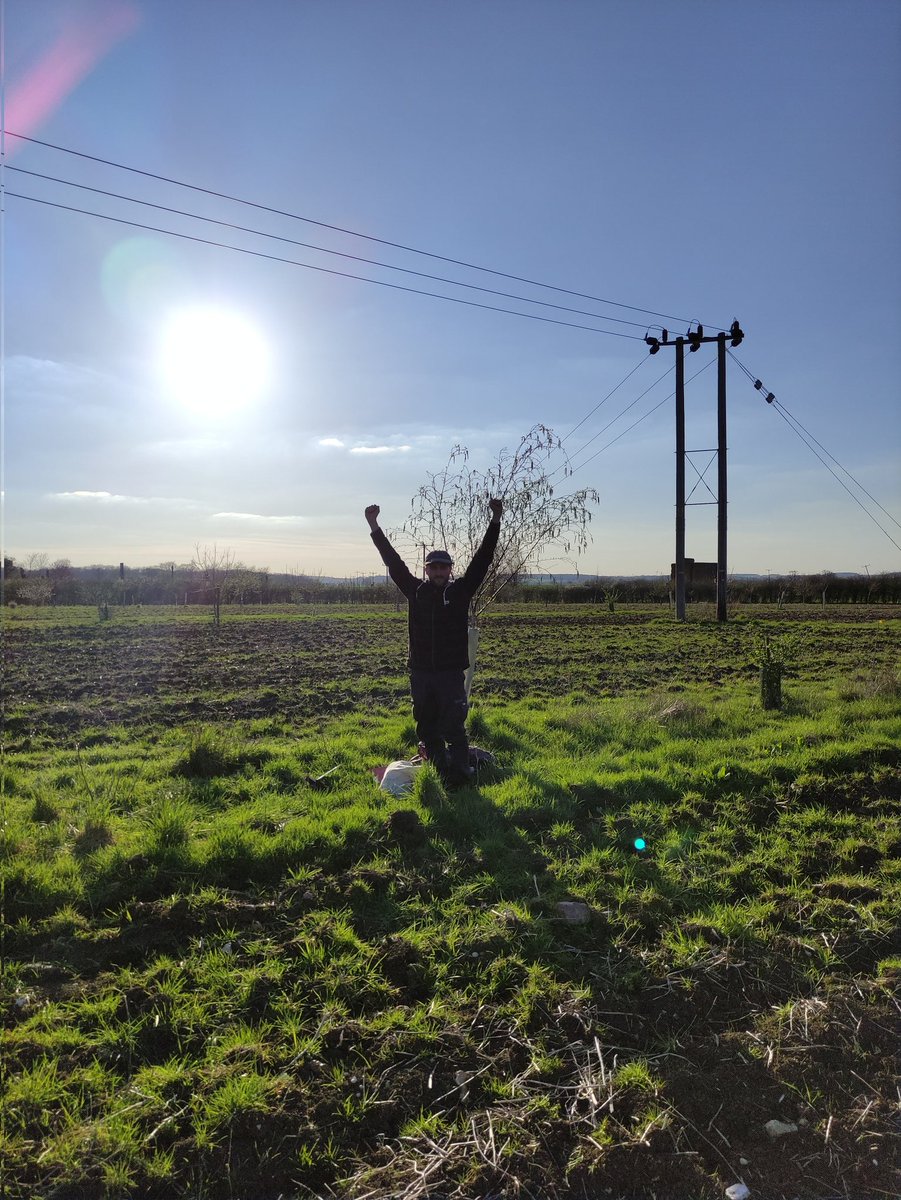 bethkevans's tweet photo. The sun came out to greet us for our first week of #fieldwork in 2023 🌞

Thanks @AidanByrneSci for being a fab field assistant and getting excited about #soil with me.  

@CDahlsjo I had a blast learning about your decomposition experiment in Wytham 🌳. Thanks for having me! https://t.co/Z8tPvGMBoz