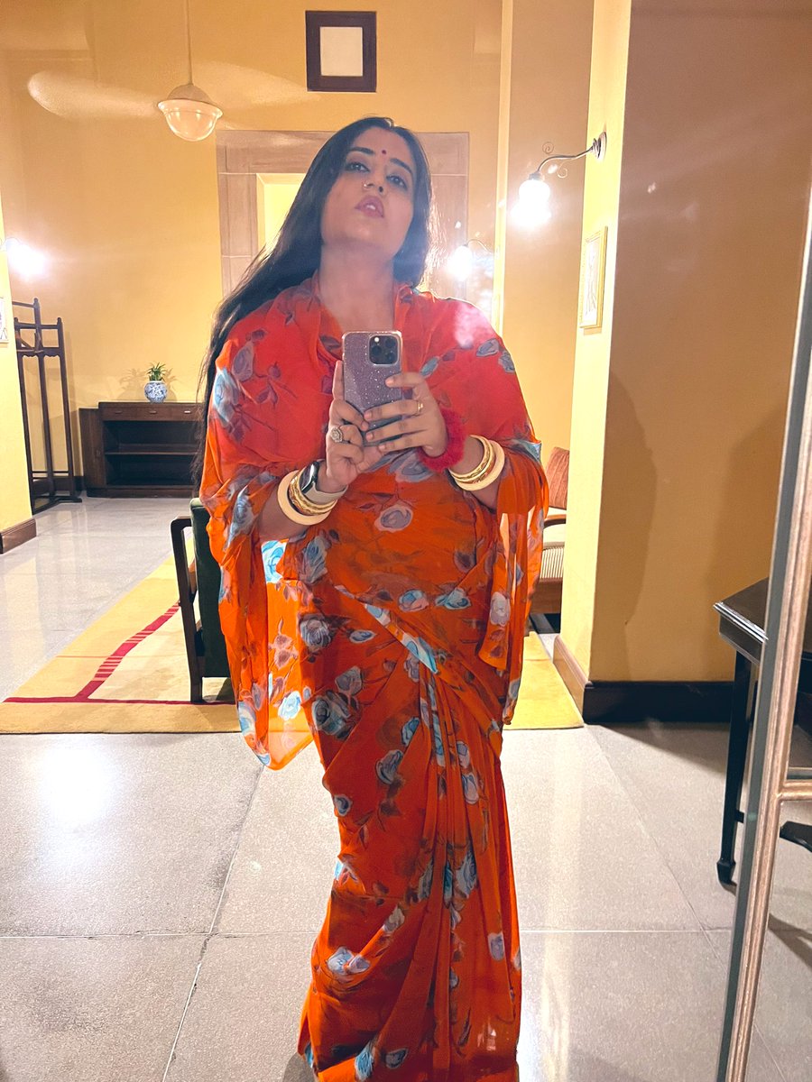 kulgauravi's tweet photo. Spamming your home page with some saree love because I got ready 😍
Pretty me♥️ pretty saree♥️ pretty flowers💐 and bad lights🤪
Some self love also😘
#eventfultuesday #konvowithkul #selflove https://t.co/reuMc20X2B