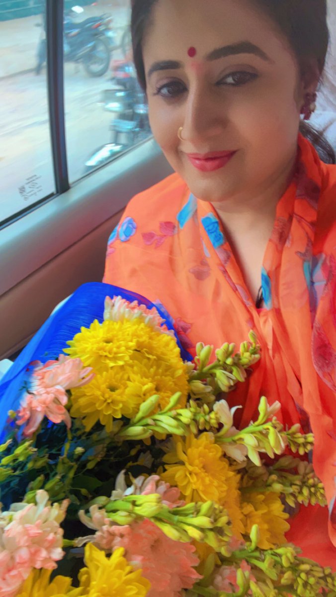 kulgauravi's tweet photo. Spamming your home page with some saree love because I got ready 😍
Pretty me♥️ pretty saree♥️ pretty flowers💐 and bad lights🤪
Some self love also😘
#eventfultuesday #konvowithkul #selflove https://t.co/reuMc20X2B