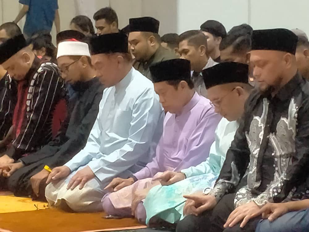 ahmadmaslan's tweet photo. #DewanMerdeka #WTCKL-tempat yg melakar banyak sejarah & peristiwa politik & sosial.
Pada malam 11/4/23, suatu sejarah terukir bila YAB DS @anwaribrahim setelah lebih 20 tahun, kali pertama berada di dewan ini semula utk Berbuka Puasa #Ramadan dgn pengamal media & penggiat seni. https://t.co/M3nAuyJKLO