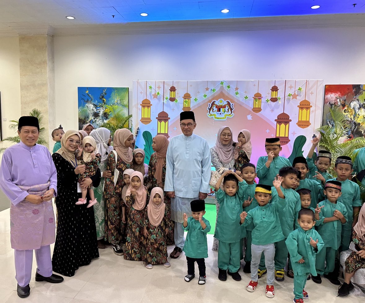 ahmadmaslan's tweet photo. #DewanMerdeka #WTCKL-tempat yg melakar banyak sejarah & peristiwa politik & sosial.
Pada malam 11/4/23, suatu sejarah terukir bila YAB DS @anwaribrahim setelah lebih 20 tahun, kali pertama berada di dewan ini semula utk Berbuka Puasa #Ramadan dgn pengamal media & penggiat seni. https://t.co/M3nAuyJKLO