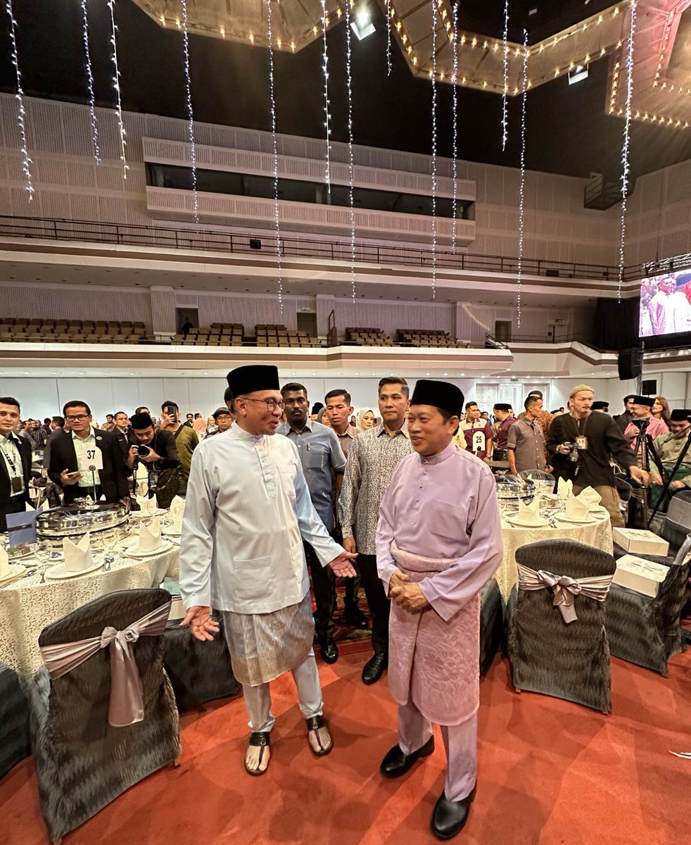 ahmadmaslan's tweet photo. #DewanMerdeka #WTCKL-tempat yg melakar banyak sejarah & peristiwa politik & sosial.
Pada malam 11/4/23, suatu sejarah terukir bila YAB DS @anwaribrahim setelah lebih 20 tahun, kali pertama berada di dewan ini semula utk Berbuka Puasa #Ramadan dgn pengamal media & penggiat seni. https://t.co/M3nAuyJKLO