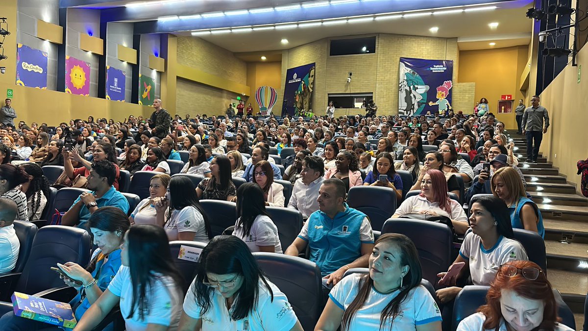 HugoADiazMarin's tweet photo. Es para mi un orgullo el lanzamiento del Marco Curricular de educacion inicial, está herramienta es el fruto de años y acompañamiento de expertos en  temas pedagógicos para brindar a nuestros agentes educativos una formación más integra para el beneficio de nuestros niños y niñas https://t.co/jH1zsgxAr4