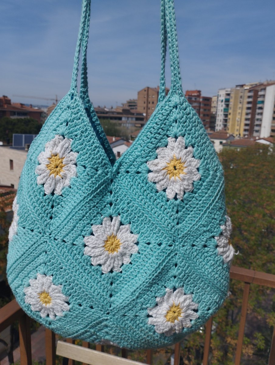 marialaza12's tweet photo. La madre de doñitis me ha hecho este bolso precioso con bolsillos interiores muuuuy cómodos. Además es una persona relinda❤️ https://t.co/hahLkM7cB9