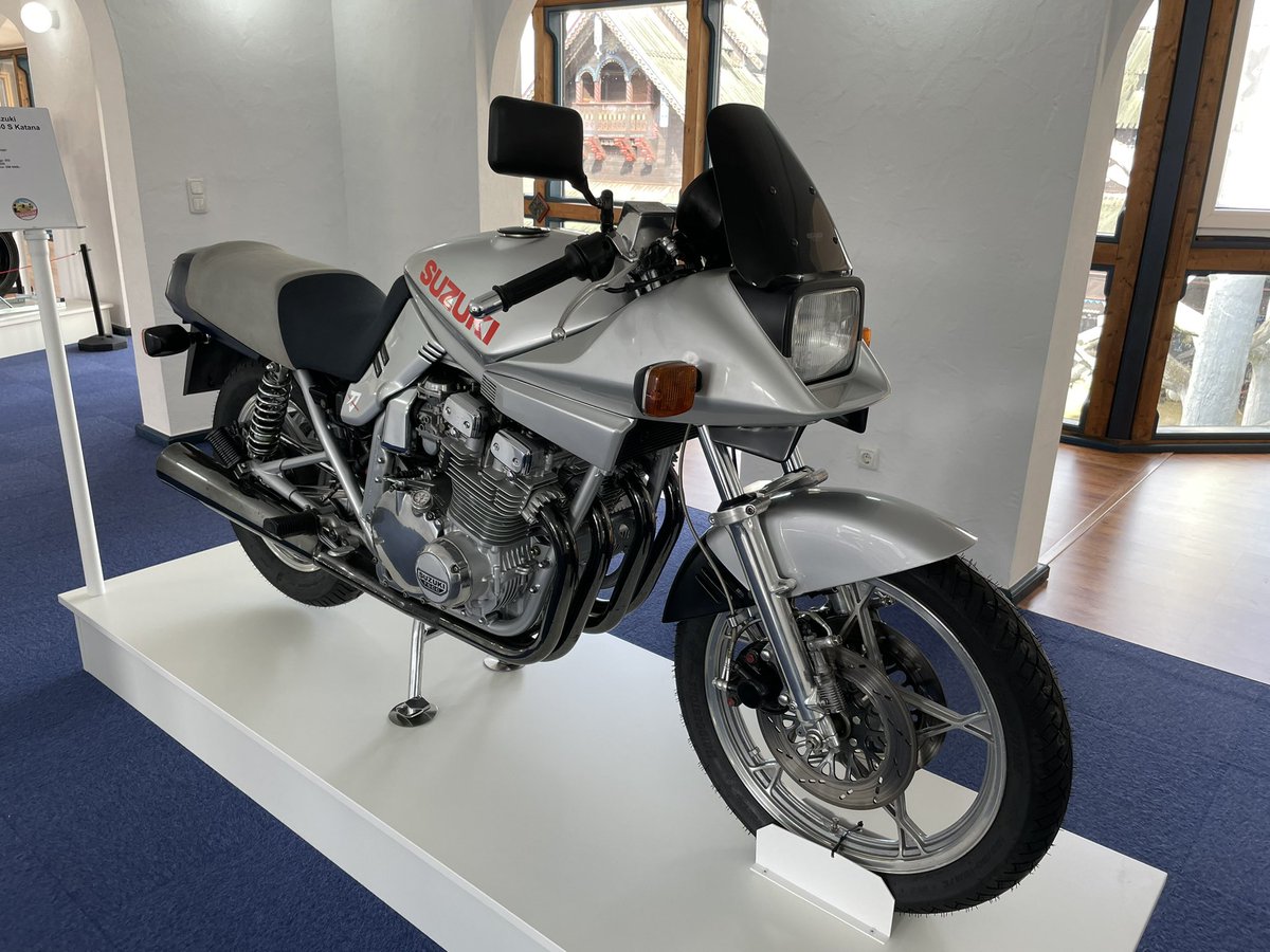 Schietwetter nach Ostern. Ab ins Superbikemuseum. Sehr schön gemacht, das.