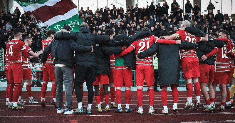 FCAugsburg's tweet photo. Der UBT e.V. ruft auf: ❝𝐀𝐋𝐋𝐄 𝐌𝐈𝐓 𝐒𝐂𝐇𝐀𝐋❞ zum Regionalliga-Spiel unserer U23 gegen unsere Freunde vom @fwk_1907! ⤵️ #KickersUndDerFCA
