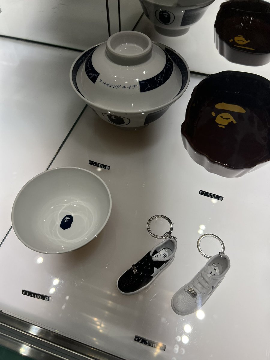 BAPE hoodies 150€ trička 50€ 🤷‍♂️🇯🇵