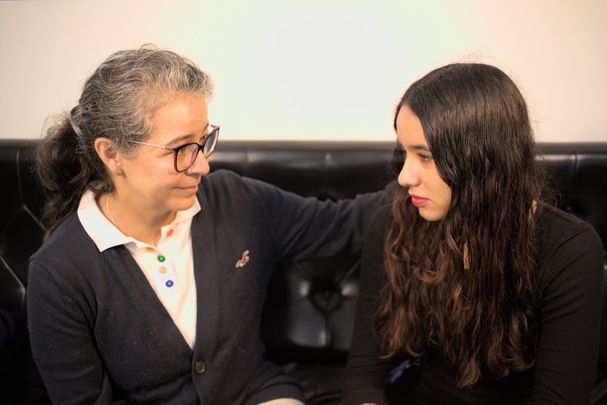 ucentralbogota's tweet photo. Según @UNICEFenEspanol, uno de cada tres estudiantes en el mundo es víctima de bullying. #BienestarEstudiantil te cuenta cuáles son las señales y cómo actuar. 💜💛⚠️⬇️ #UCentral https://t.co/TlJA1hDevG