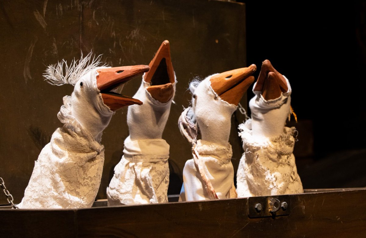 Stuff &amp; Nonsense apply their brilliant mix of puppetry, music &amp; humour in this exciting retelling of the Gingerbread Man <a href="/NewcastleArts/">NewcastleArtsCentre</a> 2mrw Wed 12 April at 1pm. 📷Mark Morreau. Ages 4+
movingpartsarts.com/what-s-on/the-…