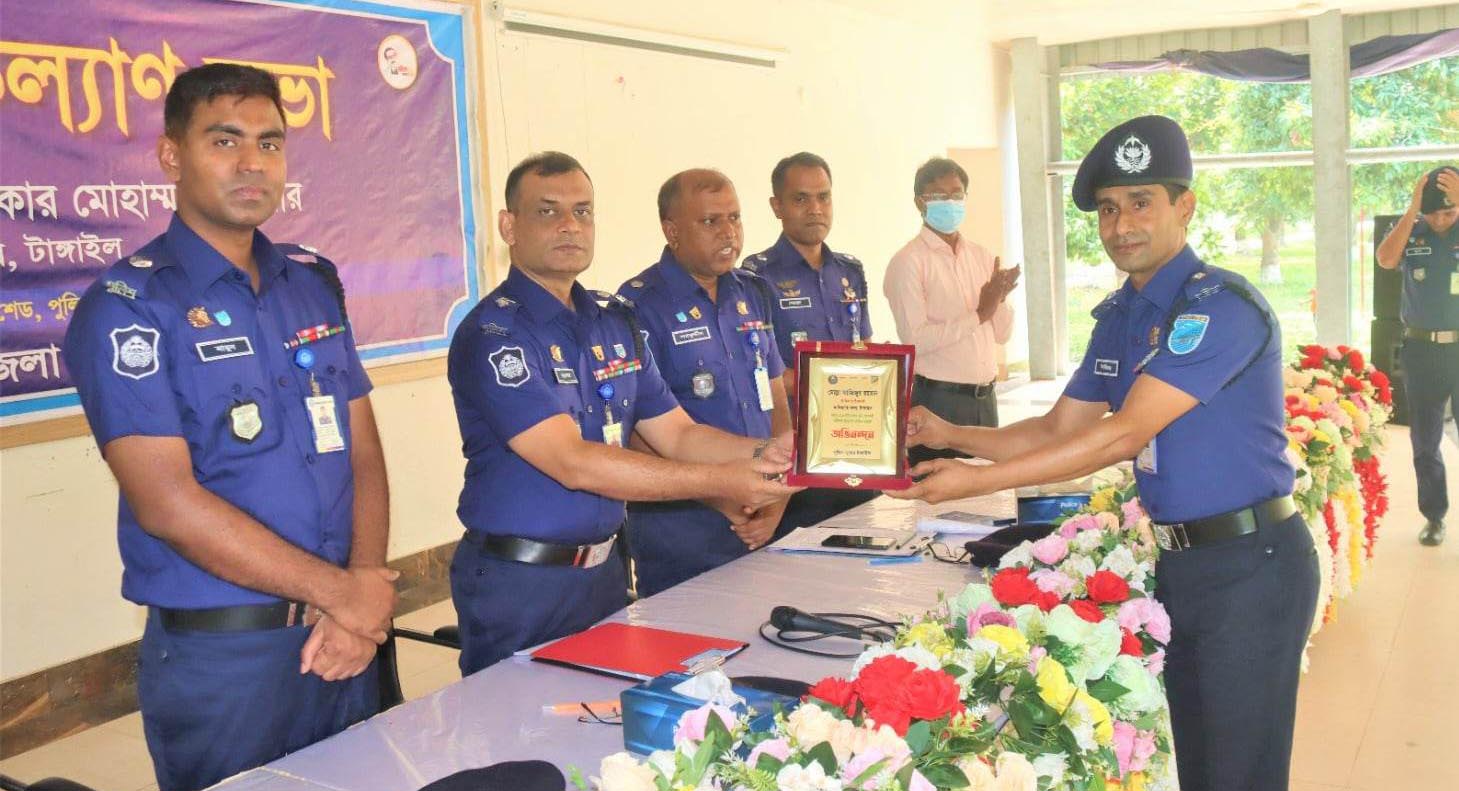 চতুর্থ বার জেলার শ্রেষ্ঠ ওসি নির্বাচিত হলেন মোল্লা আজিজুর রহমান