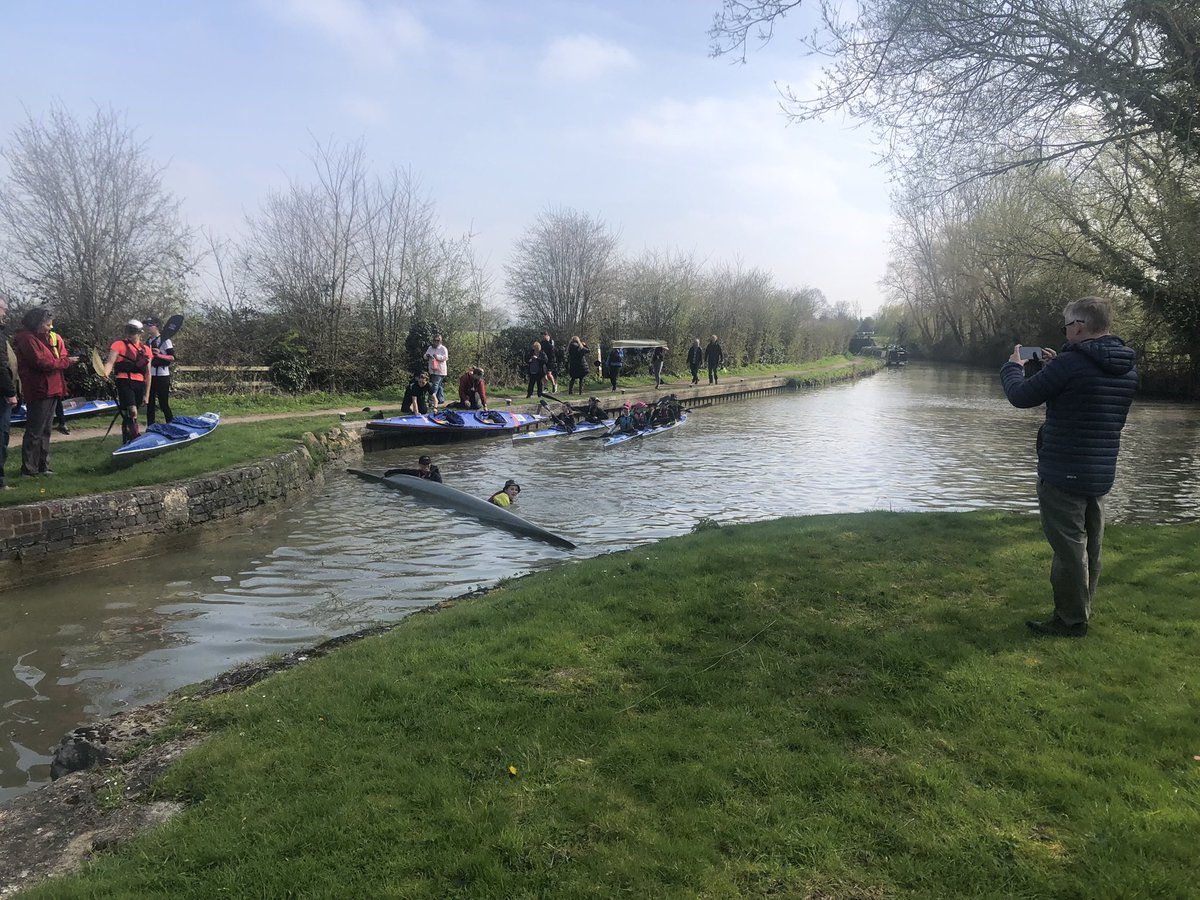 SeendVLK's tweet photo. Over Easter we had a flotilla of  Canoeists pass through, they were doing the Devizes to Westminster canoe race unfortunately they had to stop at Reading due to portage points being flooded, they decided to return to Devizes and canoe to Bath instead.
#volunteerbywater https://t.co/F8Tti3ztHD