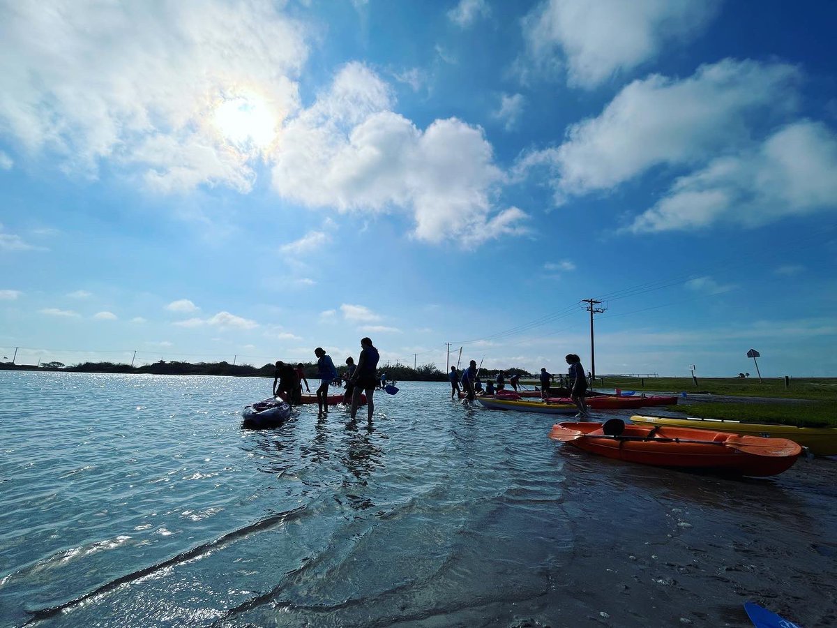 Flour Bluff ISD welcomes the School of Science &amp; Technology to our Wetlands! 
This morning, their 6th grade GT class came to learn about our wetlands from Ms. Doyle’s 6th grade class!