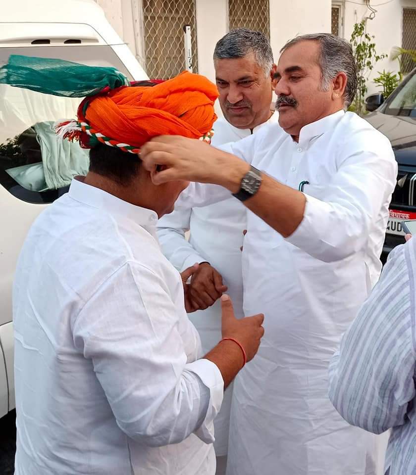 mahenderINC's tweet image. #जयपुर में ,
@INCRajasthan के ऊर्जावान प्रदेश अध्यक्ष माननीय श्री @GovindDotasra जी द्वारा मुझे - #प्रदेश_प्रवक्ता { #Spokesperson  } की अहम जिम्मेदारी देने पर सूत की #माला_पहनाकर - हृदयतल की गहराईयों से श्रीमान #डोटासरा जी का आभार एवं धन्यवाद प्रकट किया l💐🙏🏻
एवं