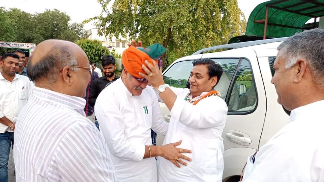 mahenderINC's tweet image. #जयपुर में ,
@INCRajasthan के ऊर्जावान प्रदेश अध्यक्ष माननीय श्री @GovindDotasra जी द्वारा मुझे - #प्रदेश_प्रवक्ता { #Spokesperson  } की अहम जिम्मेदारी देने पर सूत की #माला_पहनाकर - हृदयतल की गहराईयों से श्रीमान #डोटासरा जी का आभार एवं धन्यवाद प्रकट किया l💐🙏🏻
एवं