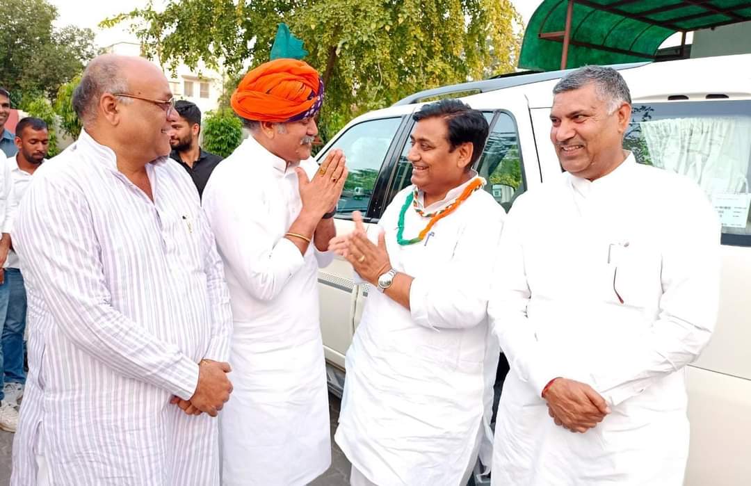 mahenderINC's tweet image. #जयपुर में ,
@INCRajasthan के ऊर्जावान प्रदेश अध्यक्ष माननीय श्री @GovindDotasra जी द्वारा मुझे - #प्रदेश_प्रवक्ता { #Spokesperson  } की अहम जिम्मेदारी देने पर सूत की #माला_पहनाकर - हृदयतल की गहराईयों से श्रीमान #डोटासरा जी का आभार एवं धन्यवाद प्रकट किया l💐🙏🏻
एवं