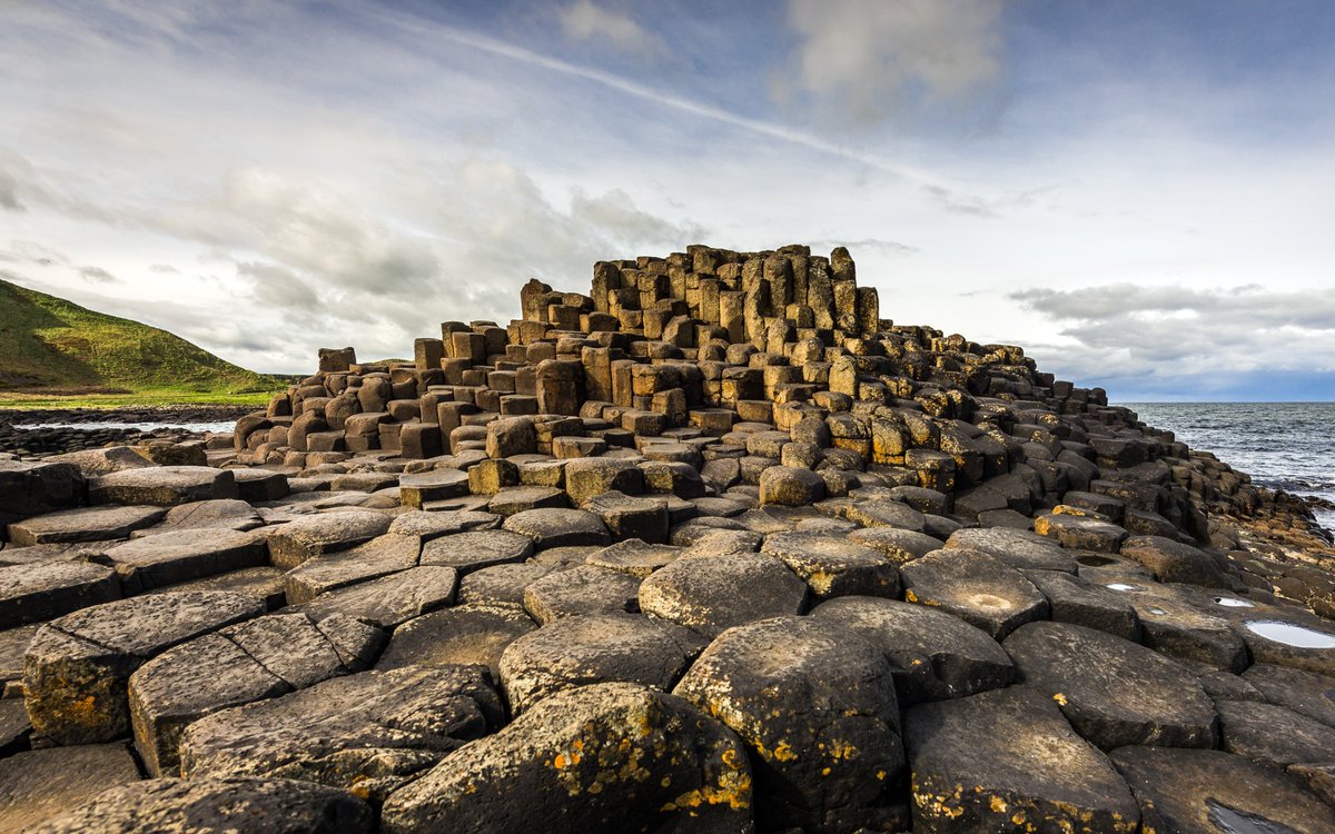 AskeviaHQ's tweet photo. Have you ever heard of the Giant's Causeway in Northern Ireland? 

It's a breathtaking natural wonder that's worth adding to your travel bucket list. 

Let's explore more in this thread.

#GiantsCauseway #NorthernIreland #NaturalWonder #UNESCOHeritage #BasaltColumns

🧵1/7 https://t.co/7wrLEBpKjD