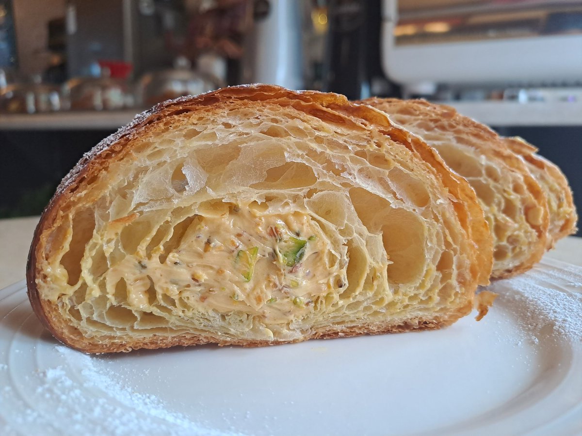 MariaCafeDF's tweet photo. Croissant de pistache https://t.co/LJwdiBP7Xo