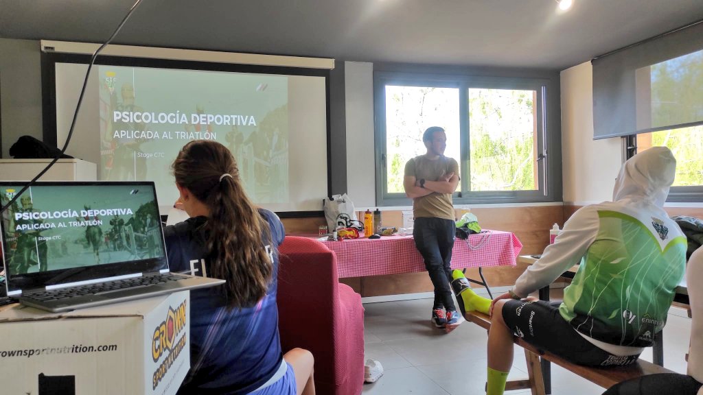 MarcLabrada's tweet photo. Taller del pasado domingo con lxs compañerxs del #TriatlóCornellà, aprovechando el stage de Semana Santa en Banyoles.

Psicología aplicada al triatlón: necesidades y estrategias psicológicas clave🏊🏼🚴🏻‍♂️🏃🏻

Gracias a todxs por participar! https://t.co/7THVjNxZ6n