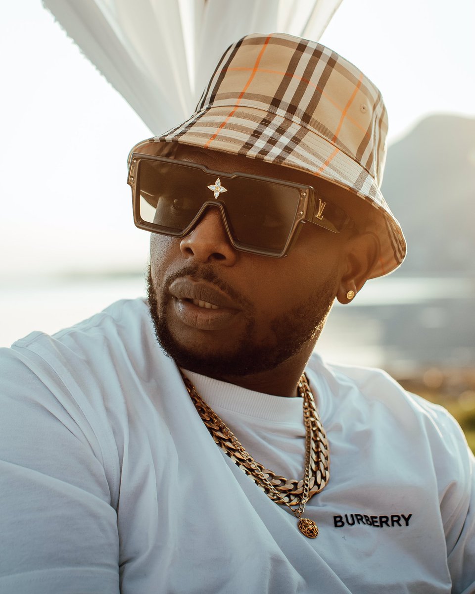 teddymsomi's tweet image. I need 3k for rent. Im 3 months behind. Im a photographer and videographer by profession. Bookings haven't been coming even when i do R450 and R750 specials 😭 Here is my work: instagram.com/artinthemusic  I have no idea how I'm going to get my business up again. Please assist 😭🙏🏼