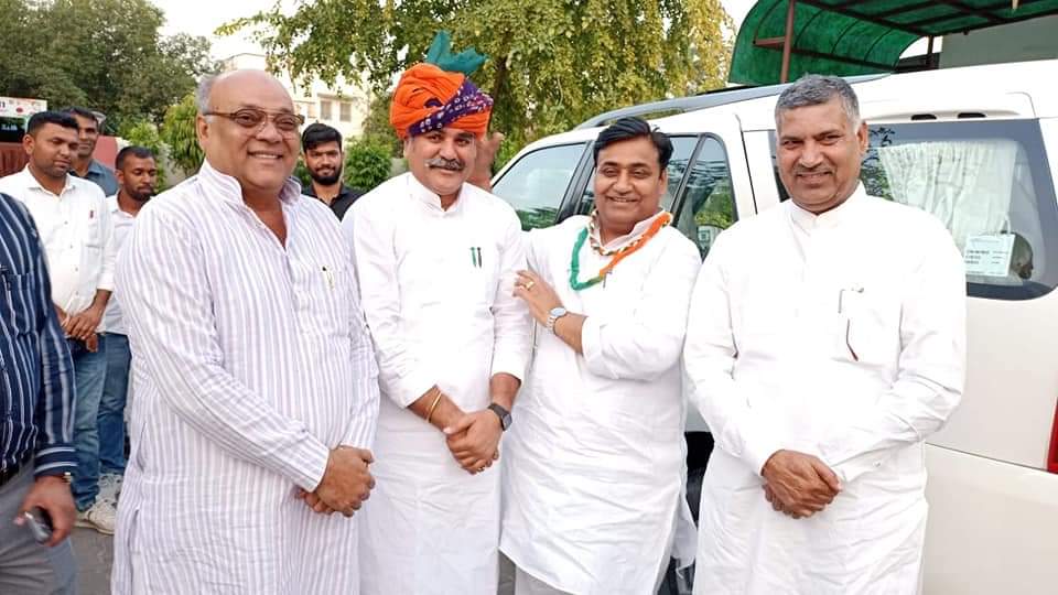 mahenderINC's tweet image. #जयपुर में ,
@INCRajasthan के ऊर्जावान प्रदेश अध्यक्ष माननीय श्री @GovindDotasra जी द्वारा मुझे - #प्रदेश_प्रवक्ता { #Spokesperson  } की अहम जिम्मेदारी देने पर सूत की #माला_पहनाकर - हृदयतल की गहराईयों से श्रीमान #डोटासरा जी का आभार एवं धन्यवाद प्रकट किया l💐🙏🏻
एवं