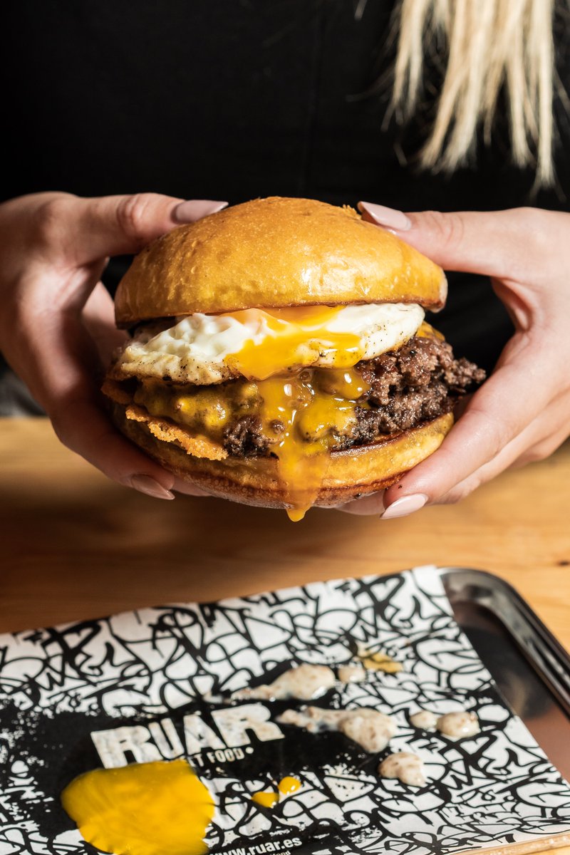 La cocina callejera inspiró al chef brasileño Fabio Souza a la hora de abrir #RuarStreetFood, una hamburguesería muy popular en Barcelona que ofrece una gran variedad de #hamburguesas creativas y sabrosas 🍔🔥
+ info👇🏼
gastro-spain.com/mejores-hambur…
#gastrospain #barcelona #burger