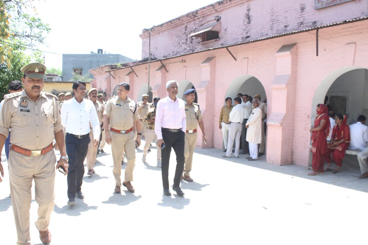 आज माननीय जिलाधिकारी महोदय एवं वरिष्ठ पुलिस अधीक्षक महोदय द्वारा नगर निकाय चुनाव के दृष्टिगत तहसील ठाकुरद्वारा स्थित नामांकन स्थलों का निरीक्षण किया गया !! 
<a href="/DMMoradabad/">DM Moradabad</a>