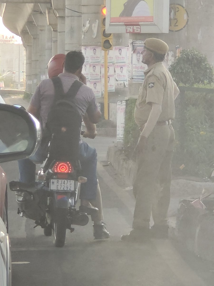 mukeshpurohiit's tweet photo. @PoliceRajasthan @RajCMO श्रीमान! यह नज़ारा देखने को मिला कल मानसरोवर पुलिया के नीचे...
एक पुलिस वाले ने दूसरे पुलिस वाले को इसलिए नहीं पकड़ा क्योंकि बाइक के पीछे राजस्थान पुलिस का स्टीकर लगा था। 🙏
नियम क्या केवल आम जनता के लिए हैं? https://t.co/pNI9xGhrfs