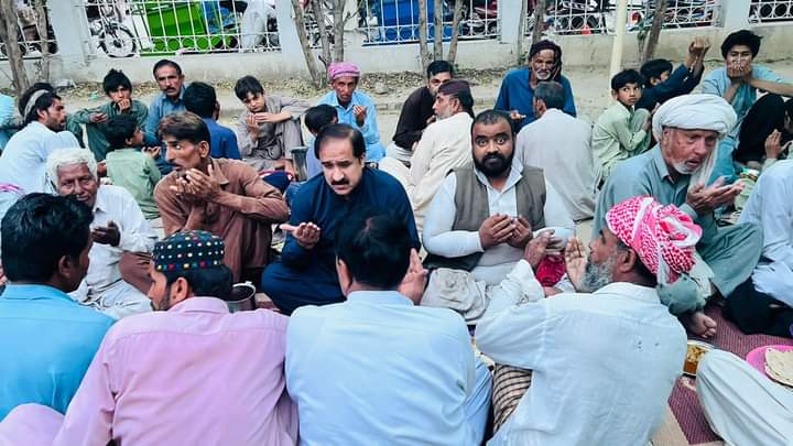 Abubake86428180's tweet photo. ڈیرہ غازی خان:
سابق مشیر صحت پنجاب محمد حنیف خان پتافی
کا موسی خان فاؤنڈیشن کے زیر اہتمام ڈی جی خان پل ڈاٹ اور چوک چوہٹہ لنگر خانہ کا اچانک دورہ ۔
@PTIDGKOFFICIAL
@ImranKhanPTI.
@MHKPitafi
موسی خان فاونڈیشن ڈی جی خان کے غریبوں کا سہارا
#Insha_Allah #mpa289 #DGKhan https://t.co/OfdL2QSfIh