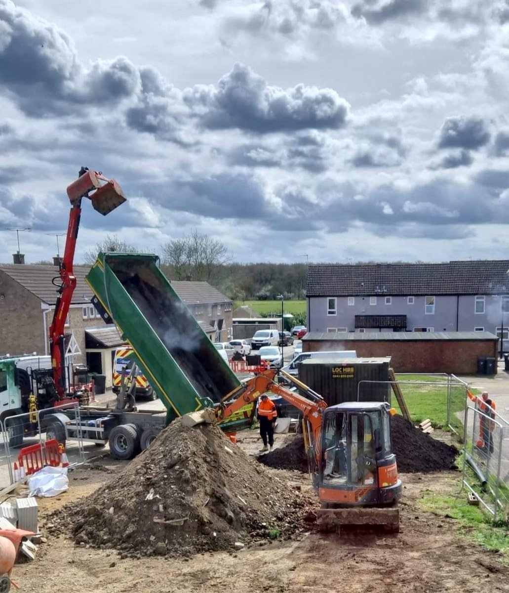 Jeggars's tweet photo. @UttlesfordDC @Essex_CC  what have we got to do to have this pointless bit of boggy land converted into so much needed car parking spaces? We live military married quarters but told the roads still are your responsibility? #Wimbish #SaffronWalden @DefenceHQ https://t.co/0PDetEyZec