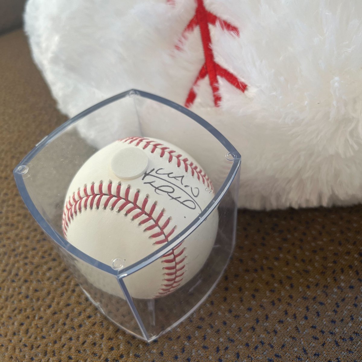 SorareMLB's tweet photo. 🚨 JUAN SOTO AUTOGRAPH GIVEAWAY 🚨

We’ll be sending signed bats and balls to select lucky Managers who hold a Soto card in their collections. 

Terms apply. https://t.co/NG9We5fCuo https://t.co/ZxRGR0knp2