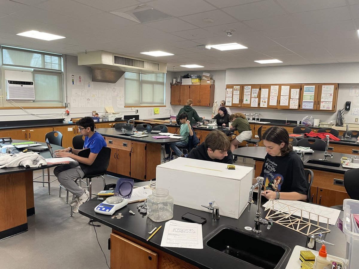 klic_chem's tweet photo. The science Olympiad Team is back at it today prepping for States! 3 days to go! #bbpschools #ScienceSpringBreak #SyracuseHereWeCome @BBPSchools @JWYMiddle https://t.co/aAHzaVWgjt