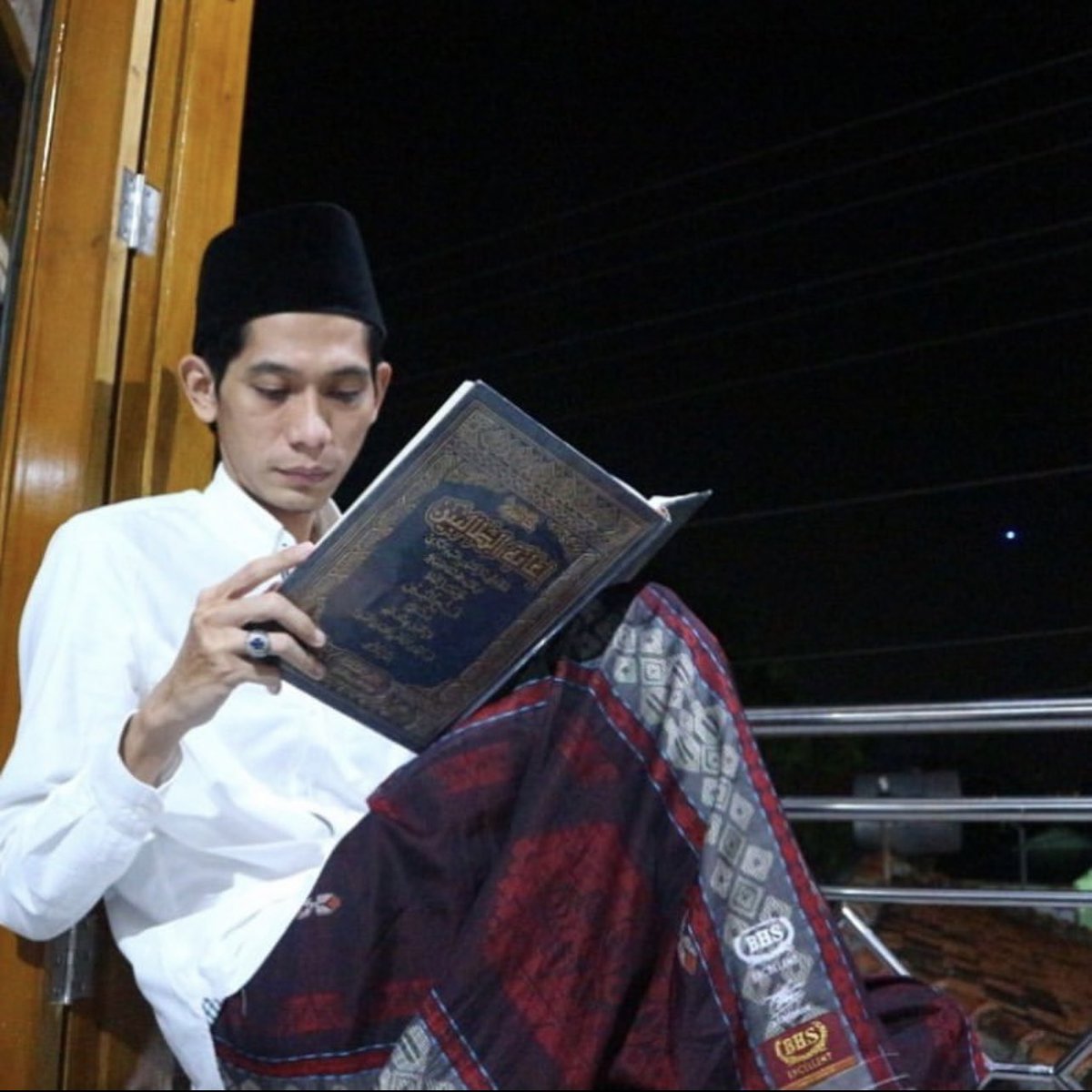 rifqilmoeslim's tweet photo. Prediksi / Perkiraan Lailatul Qadar menurut Imam Ghazali di Kitab I’anatutthalibin :

قال الغزالي وغيره إنها تعلم فيه باليوم الأول من الشهر

Imam Ghazali dan beberap ulama’ lainnya berpendapat bahwasanya malam Lailatul Qadar bisa diketahui dengan hari pertama bulan Ramadhan https://t.co/IzDvtTXWBC