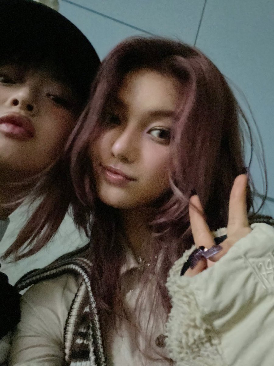 hanniarchived's tweet photo. HANNI WITH THE BIRTHDAY GIRL 🌻🎂 🎉

HAPPY BIRTHDAY DANIELLE
#OUR_SUNSHINE_DANIELLE
#HappyDanielleDay
#우리의걸어가는햇살
#4월에_핀_해바라기_다니엘 https://t.co/TcHGxBoXbb
