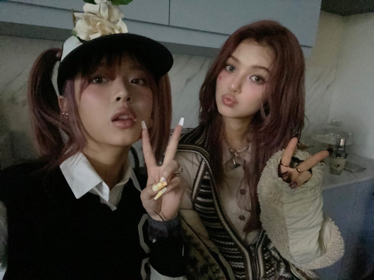 hanniarchived's tweet photo. HANNI WITH THE BIRTHDAY GIRL 🌻🎂 🎉

HAPPY BIRTHDAY DANIELLE
#OUR_SUNSHINE_DANIELLE
#HappyDanielleDay
#우리의걸어가는햇살
#4월에_핀_해바라기_다니엘 https://t.co/TcHGxBoXbb